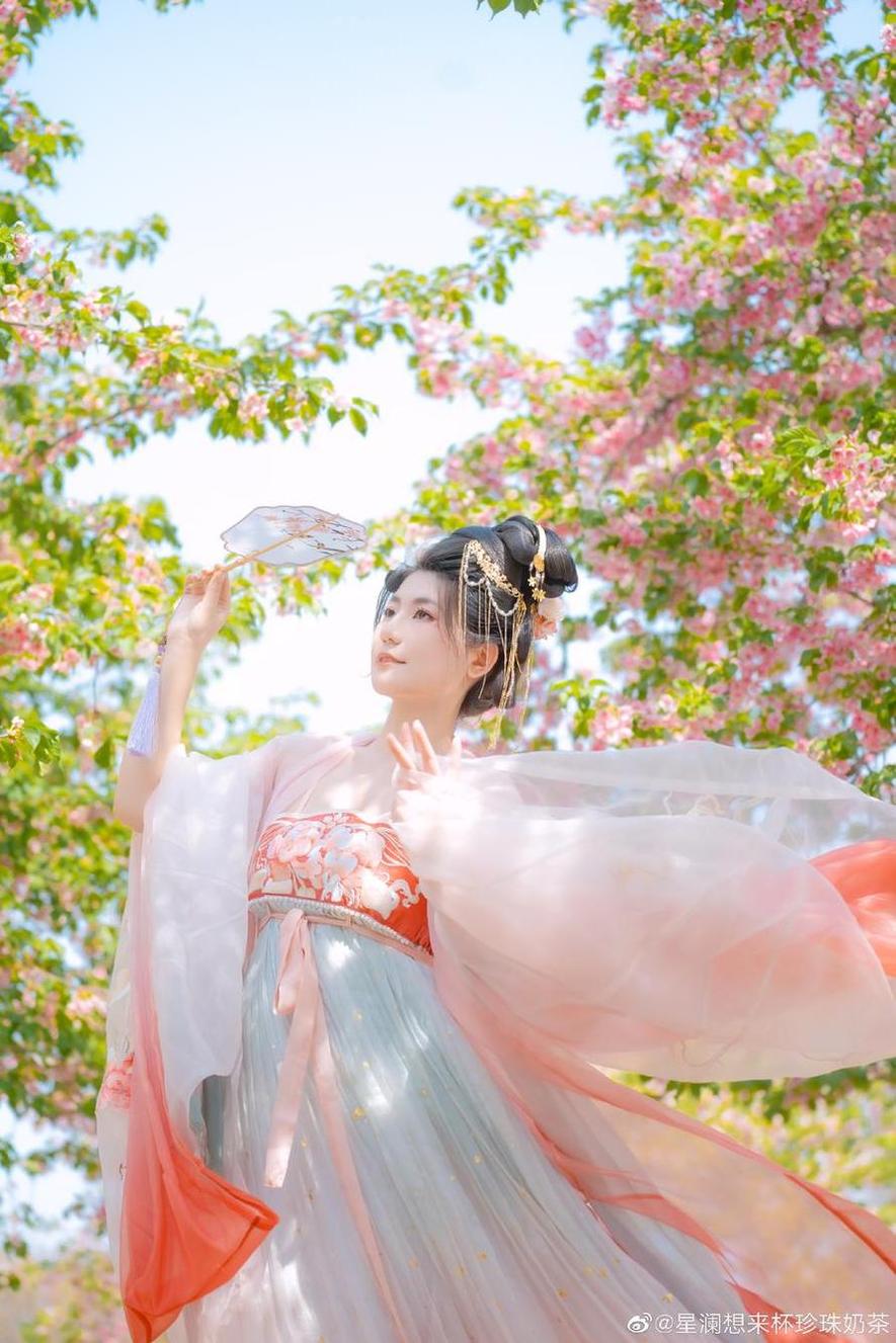 澜妹cosplay真人秀，大方分享“星澜是澜澜叫澜妹呀僵尸”的cos照片